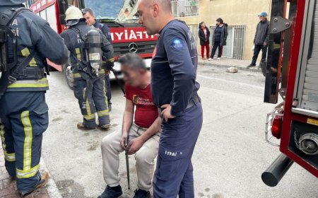 Antalya’da Korkutan Yangın: Dumandan Etkilenen Şahsı Hastaneye Götürmek İçin Dakikalarca Dil Döktüler!