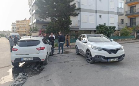 Manavgat'ta İki Otomobil Çarpıştı: Anne ve Kızı Hastaneye Kaldırıldı