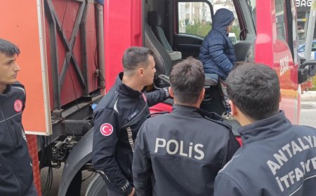 Manavgat'ta Balkonda Mahsur Kalan Çocuğu Komşuları Kurtardı