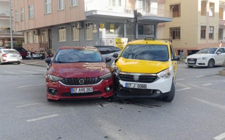 Sinyal Verdi Ama Yanlış Şeritten Döndü: Manavgat’ta Korkutan Çarpışma!