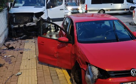 Karşıyaka Mahallesi’nde Kaza: Otomobil ile Servis Aracı Çarpıştı