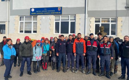 AFAD Ekiplerinden Zamanla Yarış: Fırtınada Mahsur Kalan Dağcılar Kurtarıldı