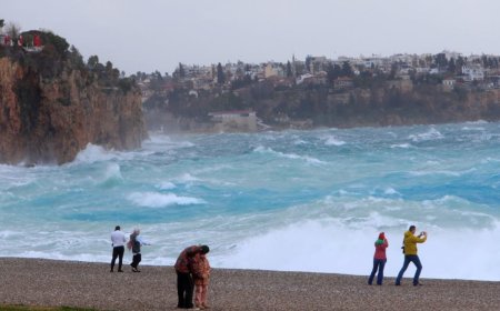 Vatandaşlar Yürümekte Zorlandı: Antalya’da Sert Rüzgar Etkili Oluyor