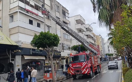 Antalya’da Trafik Polisi ve İtfaiye El Ele Verdi: Kapıda Kalan Teyzeye Yardım Eli