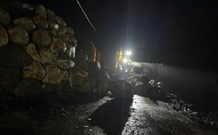 Antalya Kemer’de İstinat Duvarı Çöktü: Mahsur Kalan Aracı Belediye Kurtardı