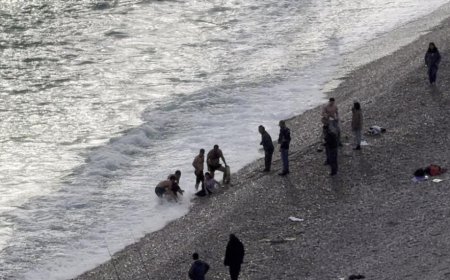 Konyaaltı’nda Can Pazarı: Dev Dalgaların Arasından Vatandaşlar Çekip Aldı