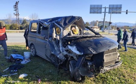 Hafif Ticari Araç Minibüsle Çarpıştı: Manavgat-Antalya Yolunda Kaza!