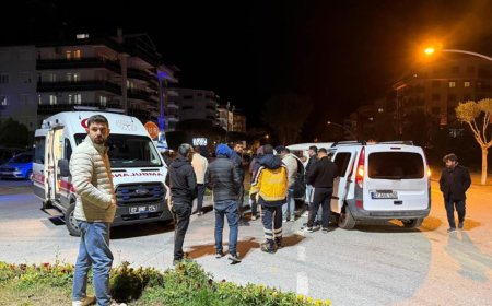 Gazipaşa’da Gece Yarısı Kaza: Kamyonetler Kavşakta Çarpıştı!