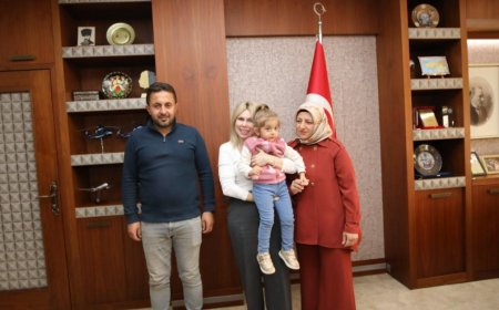 Akdeniz Üniversitesi’nde Duygusal Buluşma: Rektör Özkan, İsmini Verdiği "Özlenen" Bebekle Bir Arada