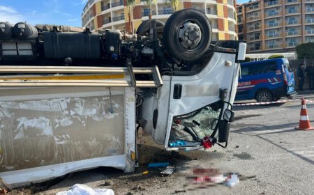 Alanya'da Korkutan Kaza: Çöp Kamyonu Devrildi, 3 Belediye Çalışanı Hastaneye Kaldırıldı