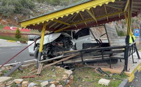 Gazipaşa’da Otomobil Jandarma Bekleme Noktasına Çarptı: 4 Yaralı