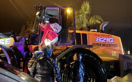 Kemer'de Kepçeli Kurtarma Operasyonu: Mahsur Kalan Aile Pansiyona Yerleştirildi