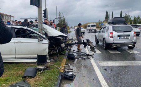 Manavgat'ta Korkunç Kaza: Otomobil Sinyalizasyon Direğine Çarptı, Motoru Fırladı!