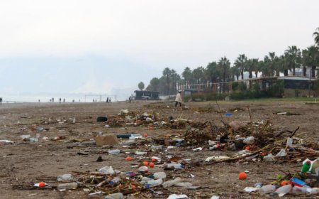 Antalya’da Fırtına Gitti, Çöpü Kaldı: Konyaaltı Sahili Atıklarla Doldu
