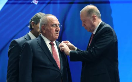 Cumhurbaşkanı Erdoğan 4 Belediye Başkanına Rozetlerini Taktı