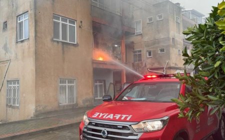Gazipaşa’da Korkutan Yangın: Apartmanın İkinci Katı Alevlere Teslim Oldu
