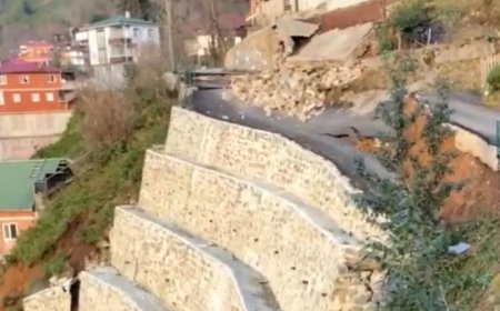 Ardeşen’de İstinat Duvarı Çöktü: 2 Ev Tahliye Edildi