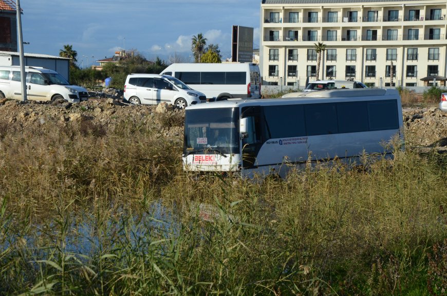 Serik'te Otobüs Kazası: Sürücüler Kazayı Yaralanmadan Atlattı