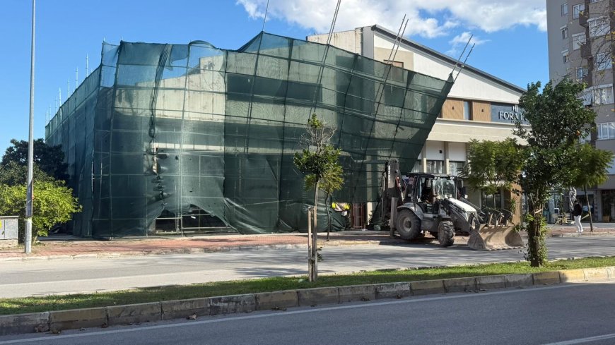 Muratpaşa’da Fırtına Alarmı: Tadilat İskelesi Az Kalsın Devriliyordu