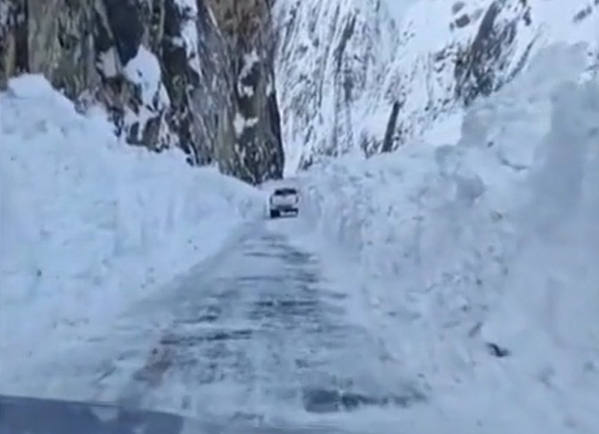 Hakkari-Van Karayoluna Çığ Düştü! Ekipler Bölgeye Sevk Edildi