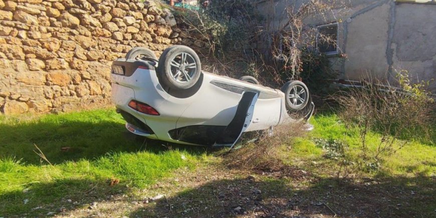 Kepez’de Otomobil Boş Araziye Yuvarlandı: 4 Yaralı