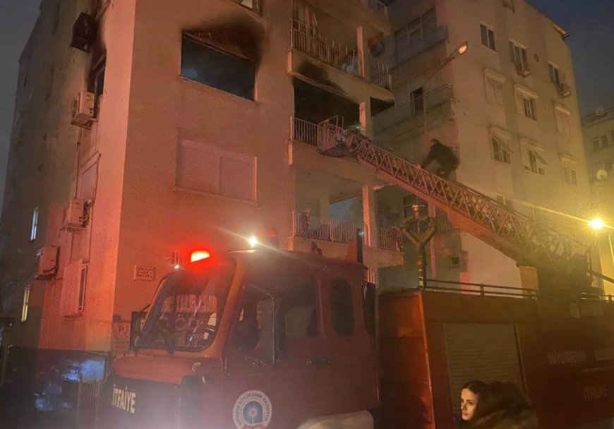Antalya'da 5 katlı apartmanın 3'üncü katındaki dairede çıkan yangında ev küle döndü.