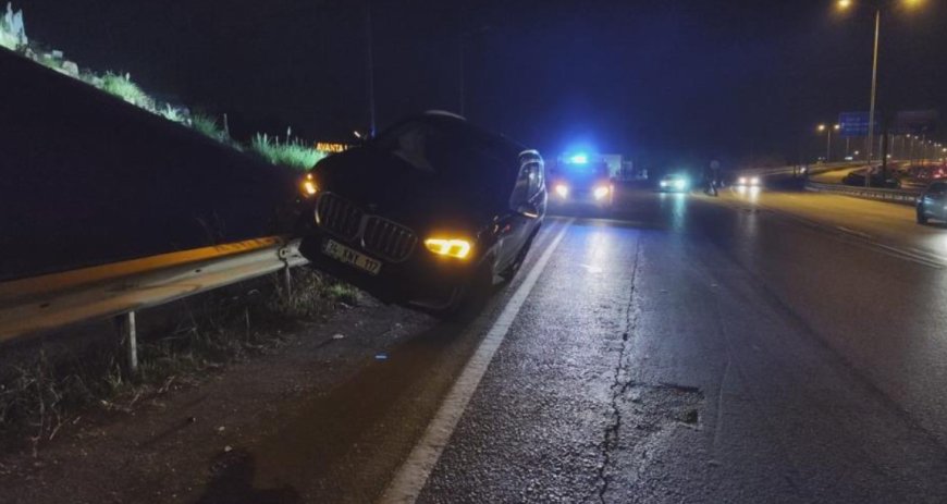 Manavgat'ta Film Sahnelerini Aratmayan Kaza: Lüks Cip Bariyerlerin Üzerinde Asılı Kaldı!