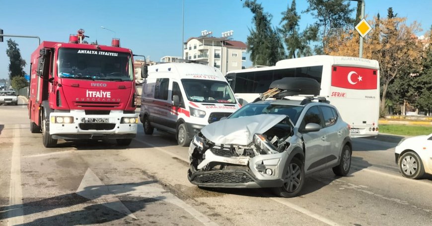 ANTALYA'nın Serik ilçesinde 3 aracın karıştığı zincirleme kazada 1 kişi yaralandı.