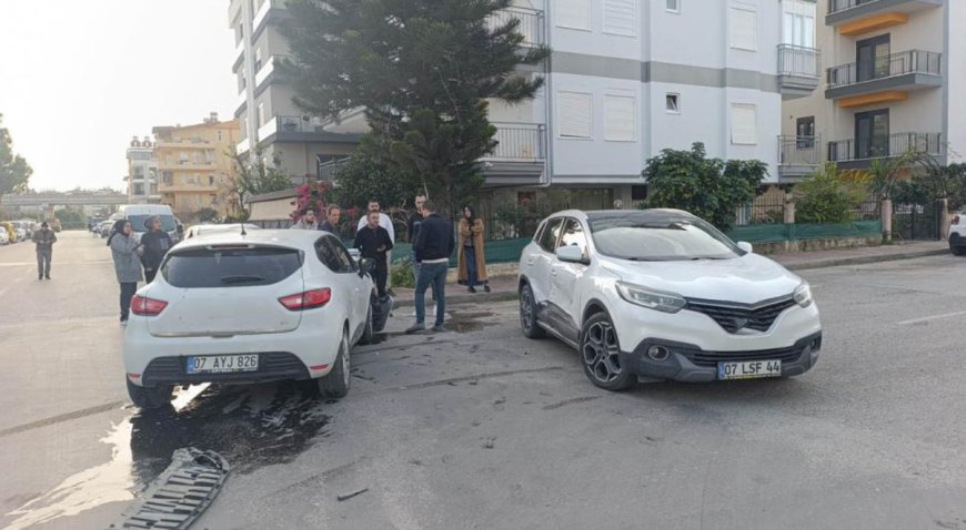 Manavgat'ta İki Otomobil Çarpıştı: Anne ve Kızı Hastaneye Kaldırıldı