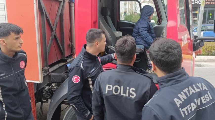 Manavgat'ta Balkonda Mahsur Kalan Çocuğu Komşuları Kurtardı