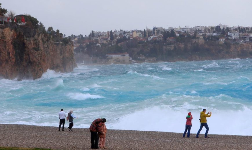 Vatandaşlar Yürümekte Zorlandı: Antalya’da Sert Rüzgar Etkili Oluyor