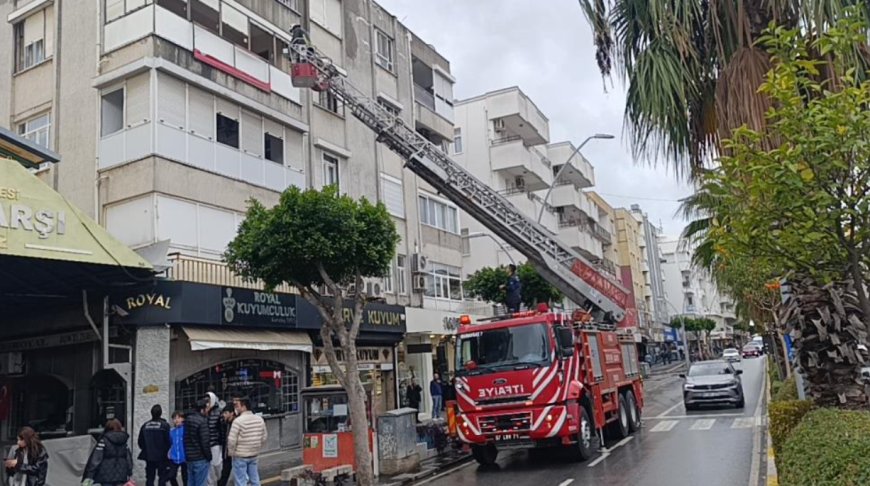 Antalya’da Trafik Polisi ve İtfaiye El Ele Verdi: Kapıda Kalan Teyzeye Yardım Eli