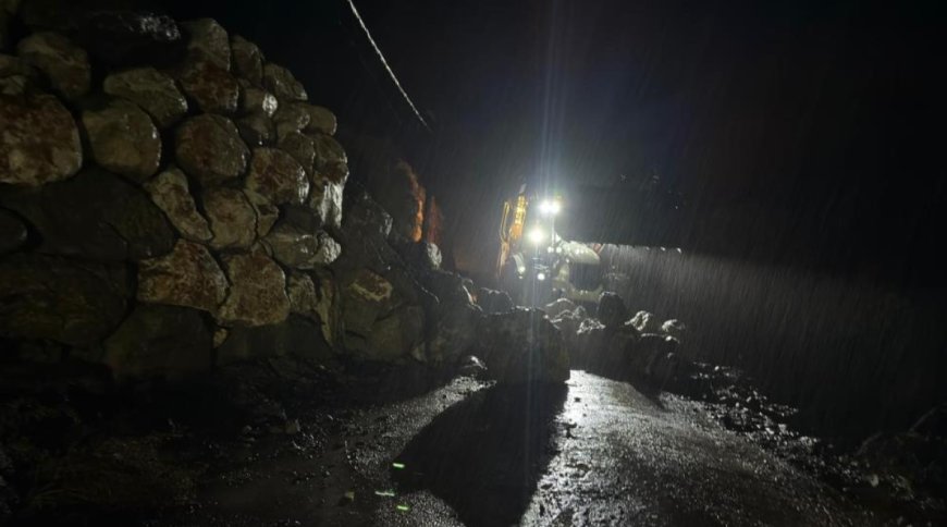 Antalya Kemer’de İstinat Duvarı Çöktü: Mahsur Kalan Aracı Belediye Kurtardı