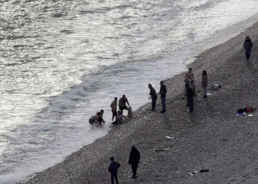 Konyaaltı’nda Can Pazarı: Dev Dalgaların Arasından Vatandaşlar Çekip Aldı