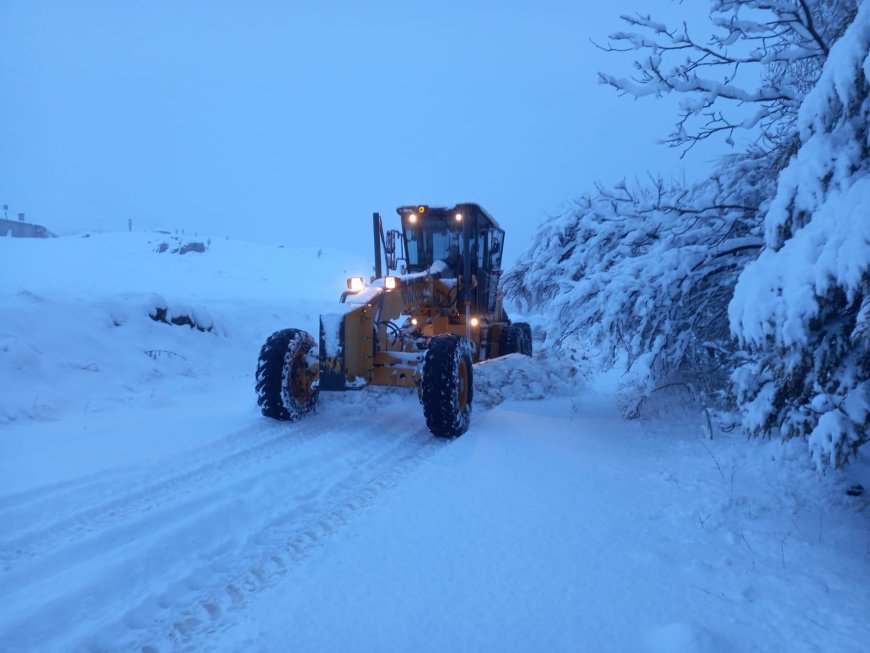Korkuteli Belediyesi’nden Kar Seferberliği: Ekipler 24 Saat Sahada!