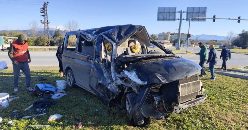 Hafif Ticari Araç Minibüsle Çarpıştı: Manavgat-Antalya Yolunda Kaza!