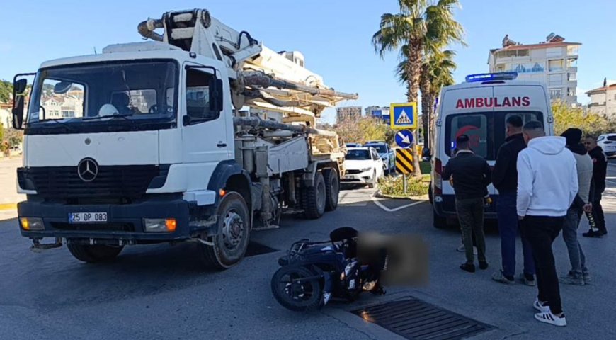 Manavgat’ta Motosiklet Beton Kamyonuna Çarptı: 1 Yaralı