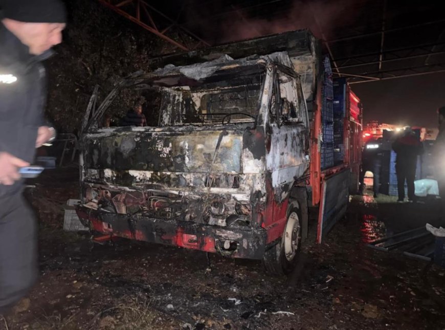 Gazipaşa’da Gece Yarısı Yangını: Park Halindeki Kamyonet Alevlere Teslim Oldu!