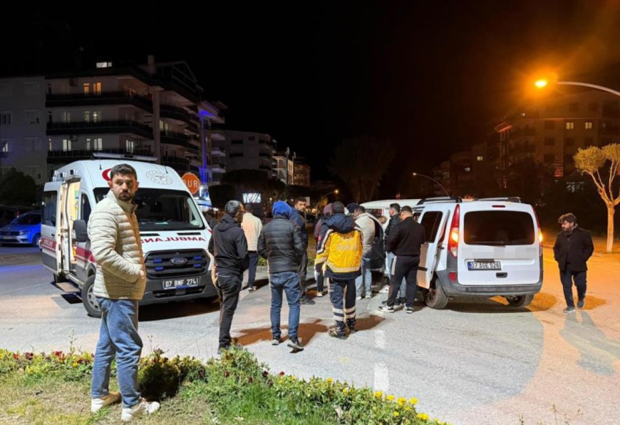 Gazipaşa’da Gece Yarısı Kaza: Kamyonetler Kavşakta Çarpıştı!