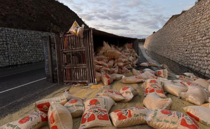Antalya-Konya Yolunda Kaza: Yem Yüklü Tır Virajı Alamadı
