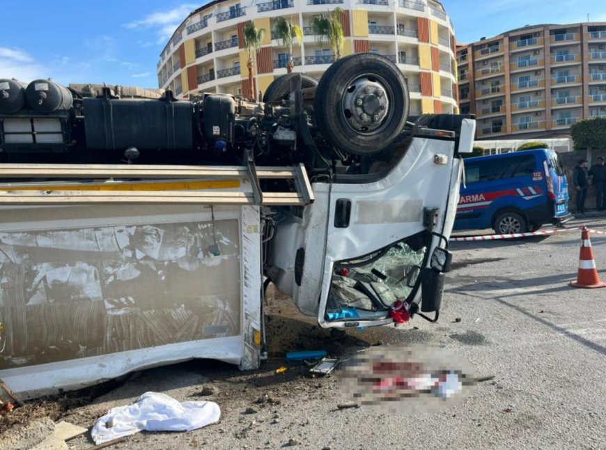 Alanya'da Korkutan Kaza: Çöp Kamyonu Devrildi, 3 Belediye Çalışanı Hastaneye Kaldırıldı