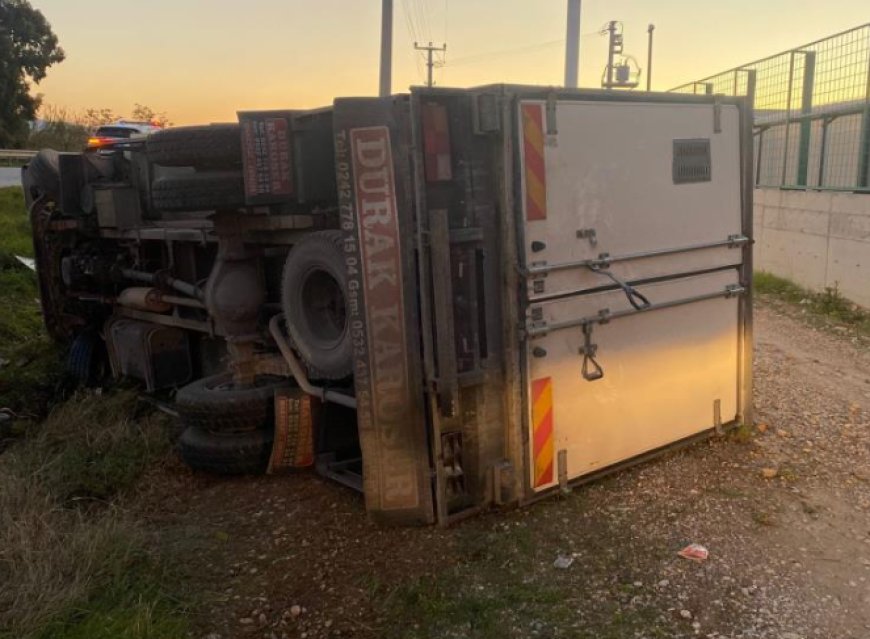 Serik’te Kamyonet Şarampole Devrildi: Sürücü Ağır Yaralı