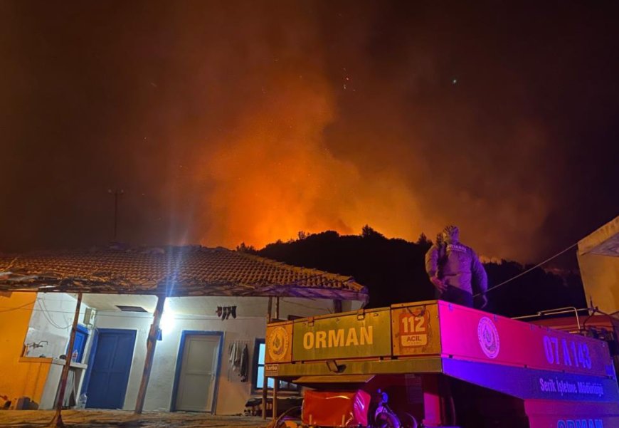 Antalya'nın Serik ilçesinde ormanlık alanda çıkan ve bazı evleri tehdit eden yangın kontrol altına alındı.