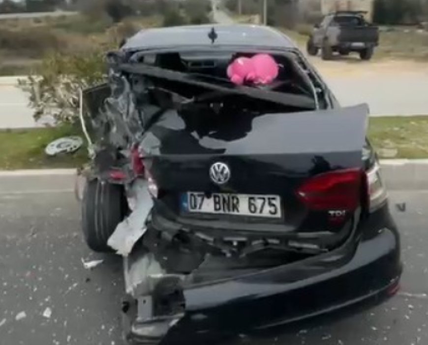 Manavgat’ta Emniyet Şeridindeki Araca Çarptı: 2 Yaralı