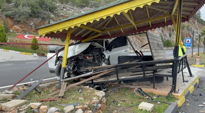 Gazipaşa’da Otomobil Jandarma Bekleme Noktasına Çarptı: 4 Yaralı