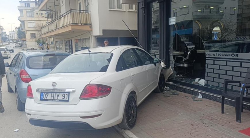 Antalya’da Sıradışı Kaza: Ekmek Dağıtım Aracı, Kamyonet ve Kuaföre Dalan Otomobil!