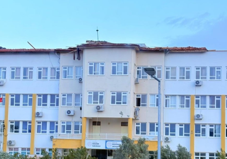 Kaş’ta Fırtına Kabusu: Şiddetli Rüzgar Okulun Çatısını Uçurdu