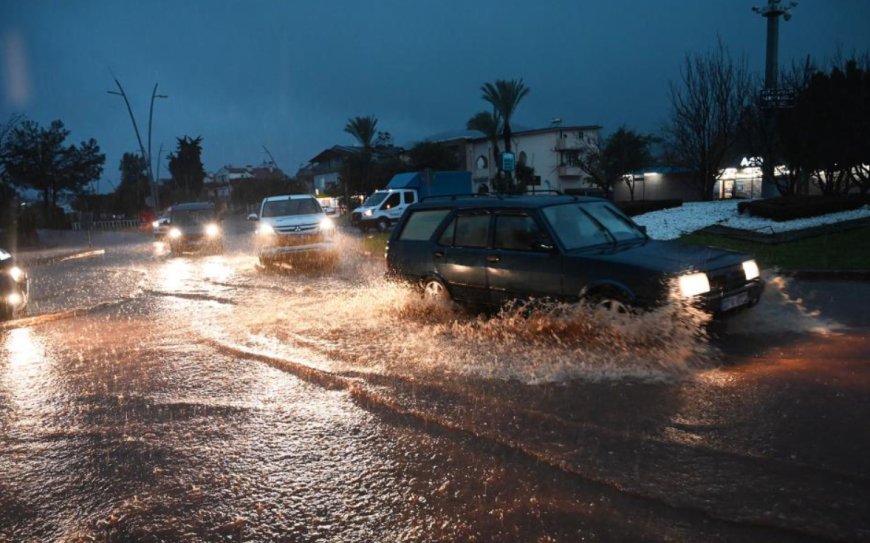 Kemer’de 18 Saatlik Sağanak Mesaisi: Belediye Ekipleri Teyakkuzda!