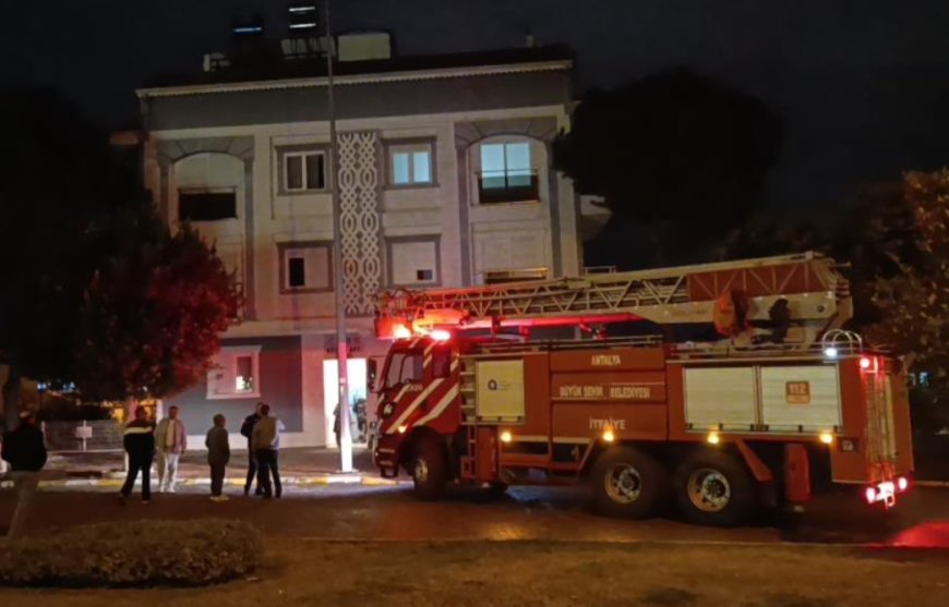 Manavgat'ta Hareketli Dakikalar: Çatıdaki Kıvılcım Ekipleri Alarma Geçirdi