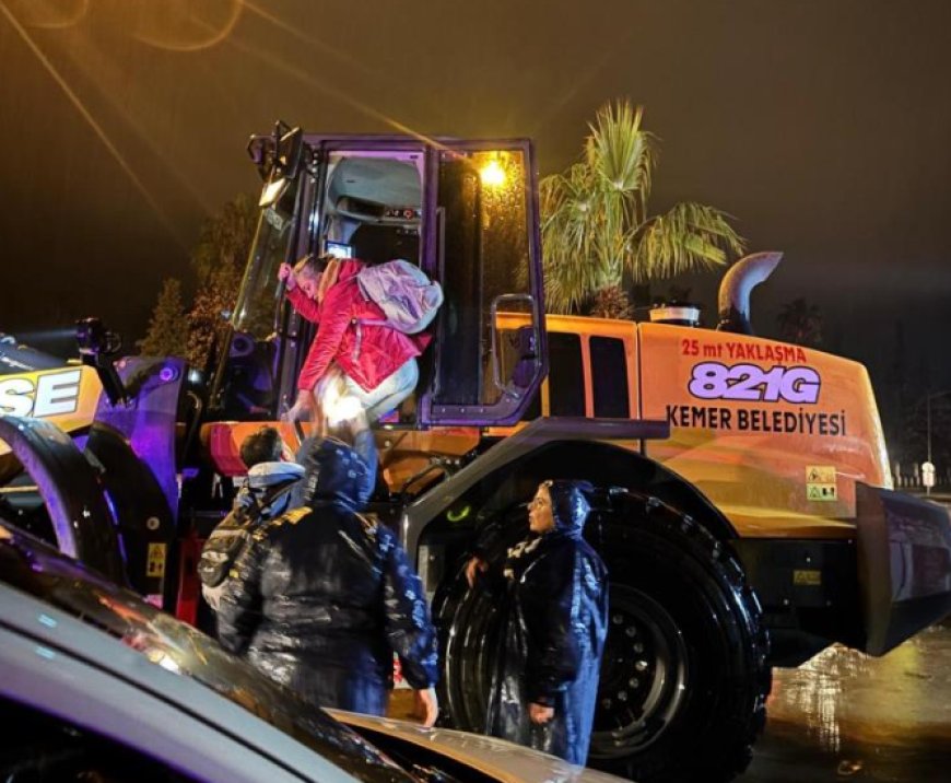 Kemer'de Kepçeli Kurtarma Operasyonu: Mahsur Kalan Aile Pansiyona Yerleştirildi